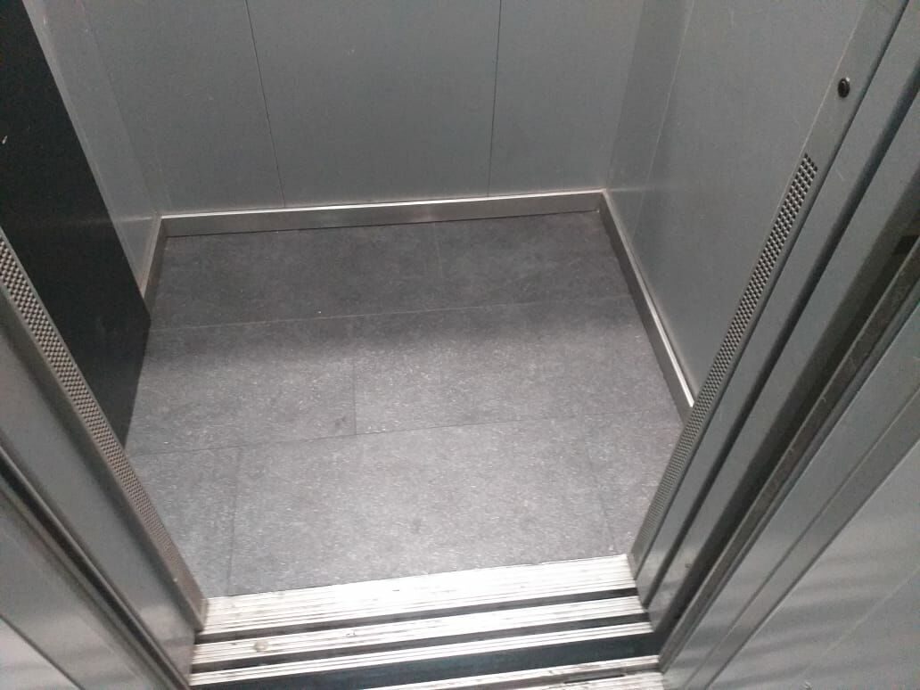 Пол в лифте