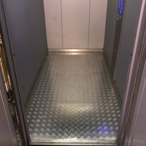 После замены пола в лифте