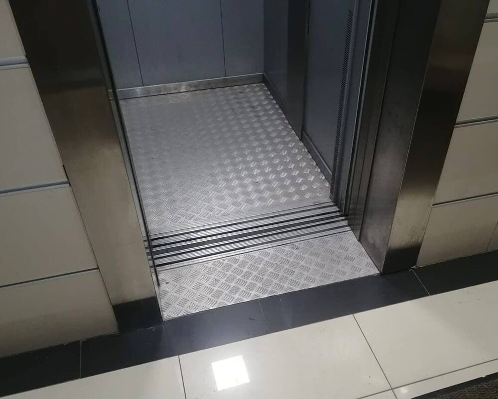 Замена полов в лифте